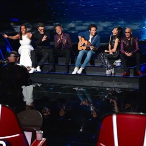Nolwenn Leroy Instagram - Voilà, c’est fini! Merci à tout ceux qui m’ont permis de me transformer en fée le temps d’une saison🧚🏻‍♀️✨
À toute la famille @thevoice_tf1 @amelbent @pagny_officiel @marclavoineofficiel @vianneymusique @nikosaliagas 🙏pour l’accueil si chaleureux💗
À tous les talents: Bon Vent! 
Qu’il porte très loin vos rêves de musique! @loris_musicoff @kilian.androkill @jeanpalau_officiel @leo_musicoff Je suis si heureuse d’avoir croisé votre chemin. Je vous souhaite le meilleur. 
Merci à toute ma glam team @anglomamakeup @clemjaraud , @amelka_hairstylist , #jennychanu , @sylvain.decolfmacker  @axla.__ 💗