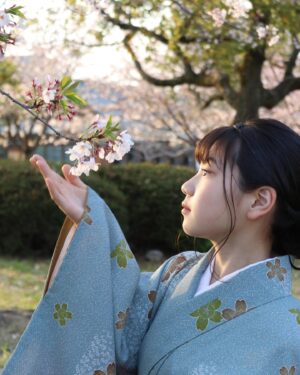 Nono Maida Instagram - 🏯
もうすぐゴールデンウィークですね☺︎
暑かったり寒かったりの毎日ですが、皆さまお元気でお過ごしでしょうか？

少し前になりますが、素敵なお着物を着せていただき#大阪城 へ行ってきました👘

まだ少し桜が残る時期で、夜桜を見に来ている方もたくさんいて賑わっていました🌸

#西の丸庭園 ではお猿さん🐒の可愛い芸を見たり、屋台でたこ焼きを食べたりしました🐙

6年生では修学旅行と最後の運動会がとても楽しみです✨

勉強とお稽古を頑張って、楽しんで学ぶことで、この先に活かせたら嬉しいです。
また新たなご報告も出来るように頑張ります😊

#毎田暖乃  #ルート