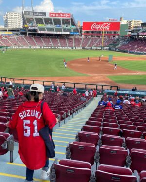 Nono Maida Instagram - 約3年ぶりの#マツダスタジアム 観戦でした⚾︎
#ピンクスライリー に会えました🎶

３枚目は#野間峻祥 選手が大好きなお兄ちゃんと😊
家族みんなで応援出来て楽しかったです😆

#CARP #カープ