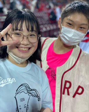 Nono Maida Instagram - 約3年ぶりの#マツダスタジアム 観戦でした⚾︎
#ピンクスライリー に会えました🎶

３枚目は#野間峻祥 選手が大好きなお兄ちゃんと😊
家族みんなで応援出来て楽しかったです😆

#CARP #カープ