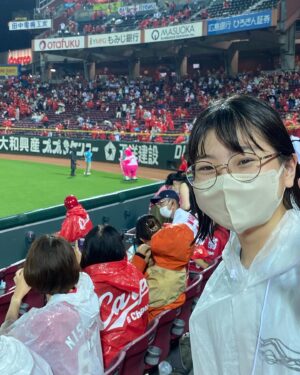 Nono Maida Instagram - 約3年ぶりの#マツダスタジアム 観戦でした⚾︎
#ピンクスライリー に会えました🎶

３枚目は#野間峻祥 選手が大好きなお兄ちゃんと😊
家族みんなで応援出来て楽しかったです😆

#CARP #カープ