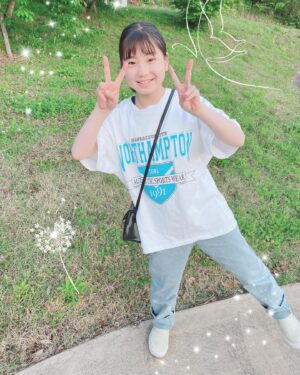 Nono Maida Instagram - ✌︎✌︎
１年前の今日は#おちょやん 最終回の放送日でした✨
あれからまだ1年しか経ってないのかぁとすごく不思議な感じがします🍀

今撮影中の#夜ドラ は『おちょやん』のスタッフさんもたくさんいらっしゃるので、楽しく撮影に参加させていただいてます😊
#あなたのブツがここに 📦
放送までしばらくお待ちください🎶

そして昨日5/13でちょうど30周年を迎えられた
#ウルフルズ のみなさん、お父ちゃん❣️
本当におめでとうございます🎉✨

来週はきっと、、晴れやな☀️