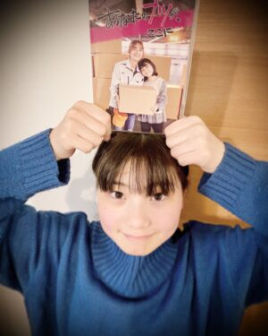 Nono Maida Instagram - 📦あなたのブツが、ここに📦
本日DVDが発売になりました💿
亜子ママ、ばぁば、審判、マルカ運輸のみんなにまた会いたいなぁ☺️

#あなブツ 
#山崎咲妃 役
#毎田暖乃  #ルート