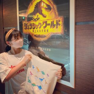 Nono Maida Instagram - 大好きな恐竜を観にさっそく映画館へ行ってきました🦕🦖
#ジュラシックワールド新たなる支配者 
めちゃくちゃ楽しかったし、ブルーが可愛かったです🥰
このシリーズがまだまだ続いて欲しい😢
お兄ちゃんと協力して、ブルーのフィギュアもGETしました🎶😊