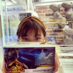 Nono Maida Instagram - 大好きな恐竜を観にさっそく映画館へ行ってきました🦕🦖
#ジュラシックワールド新たなる支配者 
めちゃくちゃ楽しかったし、ブルーが可愛かったです🥰
このシリーズがまだまだ続いて欲しい😢
お兄ちゃんと協力して、ブルーのフィギュアもGETしました🎶😊