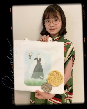 Nono Maida Instagram - 第16回 #roototeチャリティーイベント に参加させていただきました😊

真っ白なトートバッグに自由にデザイン出来て、とてもワクワクしました😍
初めて転写シートを使ったり、草木染めした毛糸を使って自分で指編みをしたりして、すごく楽しかったです🎶

私が作ったトートバッグはチャリティーオークションとして出品され、売上金はセーブ•ザ•チルドレン•ジャパンへ全額寄付されます。

オークション期間:　8月9日〜8月15日

チャリティーオークションには他にも多くの方々が出品されますので、ぜひROOTOTEのチャリティーイベントページを覗いてみてくださいね😊

#ルートート 🦘
#ルート  #毎田暖乃