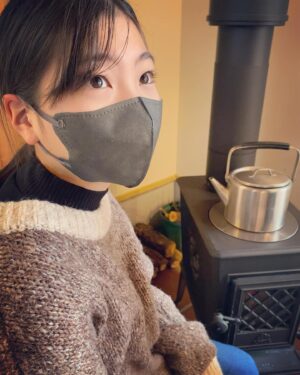 Nono Maida Instagram - この前、家族で行ったお店にとっても可愛い薪ストーブがありました🔥
オーナーさんが、薪をたくさん用意するのは大変だよ〜とこっそり教えてくれました🪓

今日は節分👹
鬼はそと〜❗️福はうち〜✨

皆さまの元にも福がたくさん訪れますように🍀🕊