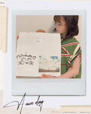 Nono Maida Instagram - 第16回 #roototeチャリティーイベント に参加させていただきました😊

真っ白なトートバッグに自由にデザイン出来て、とてもワクワクしました😍
初めて転写シートを使ったり、草木染めした毛糸を使って自分で指編みをしたりして、すごく楽しかったです🎶

私が作ったトートバッグはチャリティーオークションとして出品され、売上金はセーブ•ザ•チルドレン•ジャパンへ全額寄付されます。

オークション期間:　8月9日〜8月15日

チャリティーオークションには他にも多くの方々が出品されますので、ぜひROOTOTEのチャリティーイベントページを覗いてみてくださいね😊

#ルートート 🦘
#ルート  #毎田暖乃