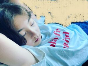 Nono Maida Instagram - 毎日本当に暑いですね🫠

現場に着いたのに起こされても起きない私を、こっそりお母さんに撮られてました😅
少しの移動でも爆睡出来るのは私の特技かもしれません🤭