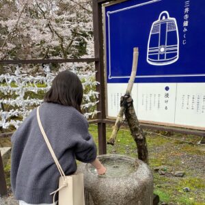 Nono Maida Instagram - 4月から５年生になりました🎒

家族で滋賀県の#三井寺 にお花見に行きました🌸
#おちょやん の撮影で何度か訪れた場所なので、とっても懐かしかったです✨
三井寺のゆるキャラ#べんべん がほら貝を吹いてくれました👏

お昼ごはんは#開運そば であんかけきつねそばをいただきました🙏
おいしかったです😋
#鐘みくじ は吉でした🍀