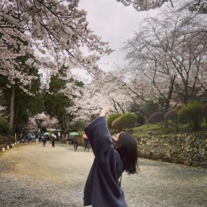 Nono Maida Instagram - 4月から５年生になりました🎒

家族で滋賀県の#三井寺 にお花見に行きました🌸
#おちょやん の撮影で何度か訪れた場所なので、とっても懐かしかったです✨
三井寺のゆるキャラ#べんべん がほら貝を吹いてくれました👏

お昼ごはんは#開運そば であんかけきつねそばをいただきました🙏
おいしかったです😋
#鐘みくじ は吉でした🍀