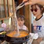 Nonoka Ono Instagram - GW💚 カフェして路面電車のって 韓国料理食べた日🐙🔥 思いがけず 命をいただく🍴ということを 娘に教えることができました🥺🙏✨ パパは娘からポッキーの チョコのついてない部分をもらって 嬉しそうに食べてました😌笑