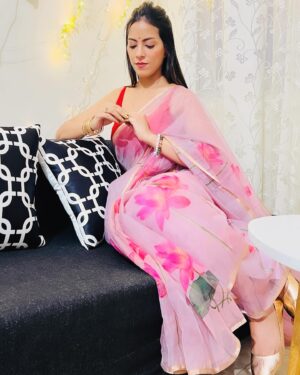 Noor Malabika Instagram - Expression can express☺️💗

#saree #bindi #love #indian #wear