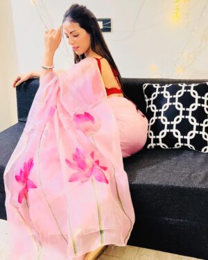 Noor Malabika Instagram - Expression can express☺️💗

#saree #bindi #love #indian #wear