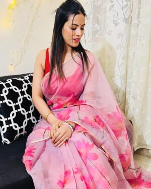 Noor Malabika Instagram - Expression can express☺️💗

#saree #bindi #love #indian #wear