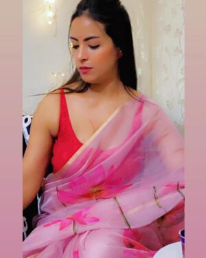 Noor Malabika Instagram - Umr bhar uthaya bojh us khel ne, Aur log taareef Tasveer ki karte rahe..!💞💞💞💞💕
#saree #love #indian #tradition