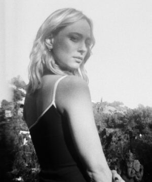 Nora Arnezeder Instagram - @alex.nahon @agnesecabala @sabrinabmakeup @maisonvalentino @petraflannery
