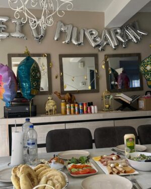 Nora Gharib Instagram - Mabrouk Eidkoum, from our bloodlines to yours✨🌙🫶🏽
Ik wens dat we allemaal de volgende prachtige maand Ramadan mogen meemaken en dat we snel allemaal in vrede kunnen leven.🤲🏽🤍