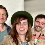 Nora Tschirner Instagram - Die „ARTE 42“ Studio-Crew wollte heute mal beweisen, dass wir HINTER der Kamera völlig verschwendet sind. Aber…ach egal. Wir konzentrieren uns jetzt einfach wieder auf‘s Inhaltliche. Und auf Eibrot. 🤷🏻‍♀️ “ARTE 42” nächste Folge „Die Sprache der Tiere“ morgen, 6.5., 15 Uhr auf ARTE-YouTube #arte42