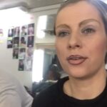 Nora Tschirner Instagram - ANZEIGE (Wegen Nicolay-Nennung. Dit is ne Marke, der Typ.) So auf Wunsch einer einzelnen jungen Dame: Tutohriel! Schwerpunkt heute: Power-Wolljem @maskenbildner_studio @cristinadorego #arthursgesetz #bihainseßiens