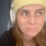 Nora Tschirner Instagram - Werbung (wegen doppelter Geniekopf-Nennung) „Wunderschön“ von @karolineherfurth (Geniekopf 1) - seit Donnerstag endlich im Kino und schon fragen alle nach diesem fantastischen Song. Ha! Sag ich doch! Es wird berichtet von Kinos, in denen beim Abspann getanzt wurde. 😳. 🥺. 😭. Ich bin SEHR neidisch, dass ich das noch nicht miterlebt habe. Seit Jahren tanze ich vergnügt vor mich hin zu diesem unfassbaren Lied von @kishi_bashi (Geniekopf 2) und nun tanzt ihr da einfach alleine los, ohne Bescheid zu sagen, oder wie???!!! Werde ab jetzt unauffällig alle Kinos abklappern und gucken, ob ich ein Moshpit zum Druntermischen erwische. Juhu!! Vielen Dank für eure begeisterten Rückmeldungen zum Film. Carry on (dancing) phenomenons! #wunderschön #carryonphenomenon