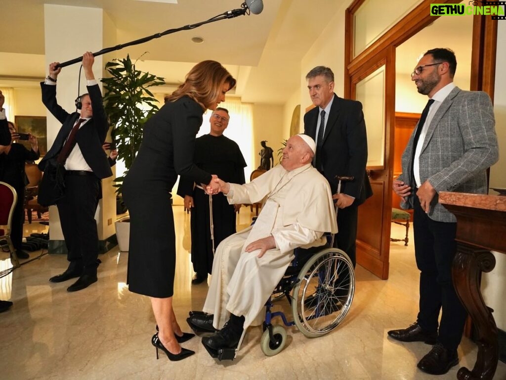 Norah O'Donnell Instagram - Pope Francis has never sat down for an extensive interview, one-on-one, with a U.S. television network. That changed when we spoke with him here in Rome. Part of our global exclusive tonight on the @cbseveningnews and more to come on @60minutes #catholic #popefrancis #vatican