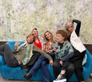 Norma Ruiz Instagram - Un poquito de postureo y risas post estreno con nuestro coreógrafo de la función #Lasquegritan @aleix.m.saez @pepa_rus @evaisanta #BeatrizCarvajal 🎭