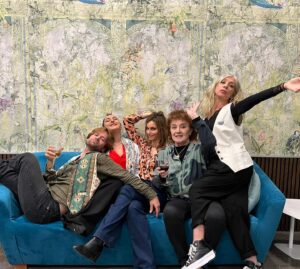 Norma Ruiz Instagram - Un poquito de postureo y risas post estreno con nuestro coreógrafo de la función #Lasquegritan @aleix.m.saez @pepa_rus @evaisanta #BeatrizCarvajal 🎭