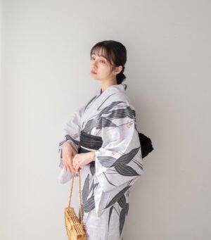 Nozomi Hanayagi Instagram - 🎐
地元で毎年行ってたお祭りで、
棒巻きっていう、お好み焼きの生地を
棒に巻いたのをいつも食べてたけど、
上京してからまだ一度も出会ってない🥲

みんなはお祭り行ったら
いつも買うものある〜？