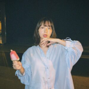 Nozomi Hanayagi Instagram - 夏と言えばスイカバー🍉
⁡
@qumerry.official のバックオープンシアーシャツ！
シンプルに着ても、
リボンを絞ってデザイン変えることもできて、
着回し方たくさん！
個人的にはお袖のリボンがきゅん🩵
⁡
お仕事終わりにコンビニで
今日のとっておきのアイスを買って
お家で食べるのが至福の時間🫠♡
⁡
#qumerry