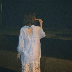Nozomi Hanayagi Instagram - 夏と言えばスイカバー🍉
⁡
@qumerry.official のバックオープンシアーシャツ！
シンプルに着ても、
リボンを絞ってデザイン変えることもできて、
着回し方たくさん！
個人的にはお袖のリボンがきゅん🩵
⁡
お仕事終わりにコンビニで
今日のとっておきのアイスを買って
お家で食べるのが至福の時間🫠♡
⁡
#qumerry