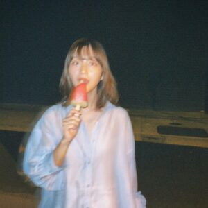 Nozomi Hanayagi Instagram - 夏と言えばスイカバー🍉
⁡
@qumerry.official のバックオープンシアーシャツ！
シンプルに着ても、
リボンを絞ってデザイン変えることもできて、
着回し方たくさん！
個人的にはお袖のリボンがきゅん🩵
⁡
お仕事終わりにコンビニで
今日のとっておきのアイスを買って
お家で食べるのが至福の時間🫠♡
⁡
#qumerry