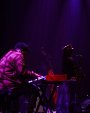 Nubya Garcia Instagram - thank you Washington DC! what an amazing night supporting @khruangbin at @theanthemdc 

👑 @nicholas_daley x @mulberryengland 
📸 @jackieleeyoung