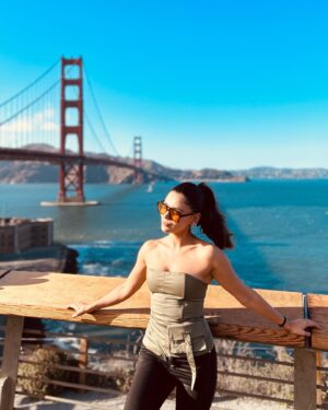 Nur Berfin Çiroğlu Instagram - Bengü -  AltınÇağ albüm kapak fotoğrafları 🌁 

Benim Amerika ve California sevdamı🫶 🇺🇸bilen bilir 🙈  Bu dünyada🌎 dünya gözüyle👁️ görmek/ yaşamak istediğim tek yerdi. 
Öğrencilik yıllarımı geçirmeyi çok isterdim; kısmet "altın yıllarıma"ymış.  Bu fotoğrafta asla yapılamaz denilen bi köprü ve her gün hayalleri için çalışan bi kızın gerçekleşmiş bir hayali var. Dilerim ilham olur✨ #goldengatebridge #goldenage