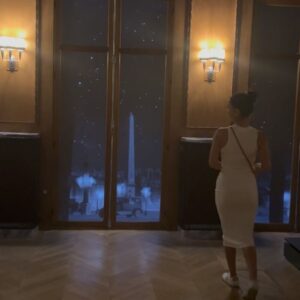 Nur Berfin Çiroğlu Instagram - "klima bulamıyorlarsa müze gezsinler 🧁"