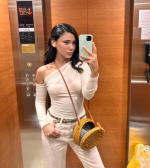 Nur Berfin Çiroğlu Instagram - Asansörde kalmasın 🛗 🤳 

Some should be posted elevator selfies 🛗 🤳