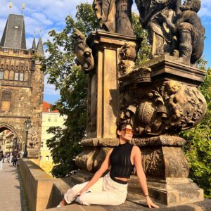 Nur Berfin Çiroğlu Instagram - Prague is my mom's and dad's favorite city in the world🌍. I still dont know why but i can feel it 🧬 son fotoda ben hariç herkesin poz vermesi👍😅