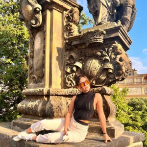 Nur Berfin Çiroğlu Instagram - Prague is my mom's and dad's favorite city in the world🌍. I still dont know why but i can feel it 🧬 son fotoda ben hariç herkesin poz vermesi👍😅