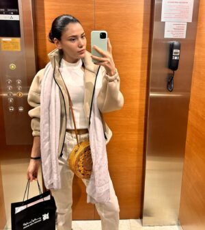 Nur Berfin Çiroğlu Instagram - Asansörde kalmasın 🛗 🤳 

Some should be posted elevator selfies 🛗 🤳
