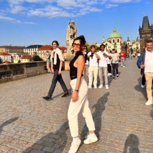 Nur Berfin Çiroğlu Instagram - Prague is my mom's and dad's favorite city in the world🌍. I still dont know why but i can feel it 🧬 son fotoda ben hariç herkesin poz vermesi👍😅