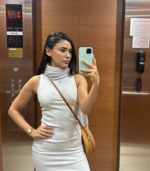 Nur Berfin Çiroğlu Instagram - Asansörde kalmasın 🛗 🤳 

Some should be posted elevator selfies 🛗 🤳