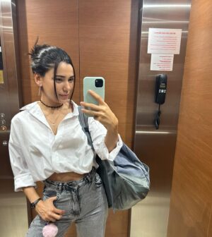 Nur Berfin Çiroğlu Instagram - Asansörde kalmasın 🛗 🤳 

Some should be posted elevator selfies 🛗 🤳