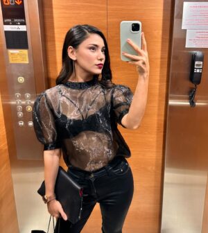 Nur Berfin Çiroğlu Instagram - Asansörde kalmasın 🛗 🤳 

Some should be posted elevator selfies 🛗 🤳