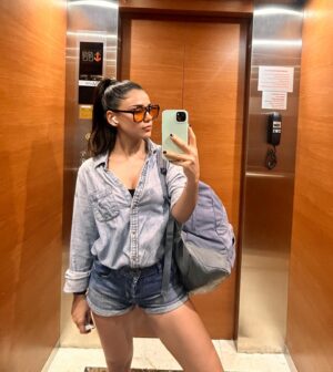 Nur Berfin Çiroğlu Instagram - Asansörde kalmasın 🛗 🤳 

Some should be posted elevator selfies 🛗 🤳