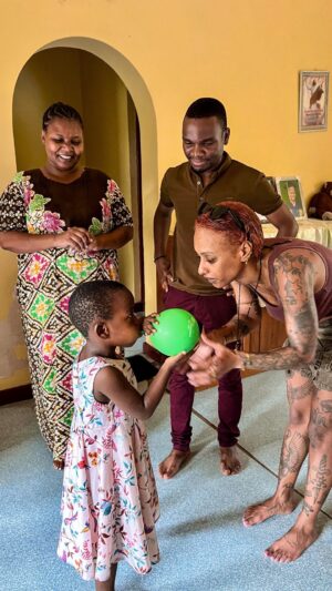 Nura Habib Omer Instagram - Tansania. Nura. Niko Backspin. Festo.

@nura und @nikobackspin lernen direkt zu Beginn unserer gemeinsamen Reise Festo kennen: Er selbst wuchs im SOS-Kinderdorf Dar Es Salaam auf. Festo nimmt die beiden mit in das SOS-Kinderdorf, mit zu seiner Familie und zeigt uns sein besonderes Leben.

Gemeinsamkeiten und neue Erkenntnisse lassen die Reisegruppe schnell zusammenwachsen. 
Familie, Überraschungen, Zusammenhalt und neue Freundschaften lassen den ersten Tag in Tansania gut beschreiben.

Und es geht mit vielen emotionalen und beeindruckenden Momenten weiter. 
In den nächsten Tage teilen wir noch weitere Vlogs der Reise mit Euch. Stay tuned.

#nura #nikobackspin #soskinderdoerfer #tansania

🎥: Martin Fischer / 📸: Sabine Conquest