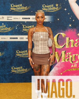 Nura Habib Omer Instagram - 2 Packungen Popcorn & 1 Tüte weingummi hab ich gestern beim @chantalfilm vernascht, während ich mich schlapp gelacht hab 🫶🏾 Danke @jellahaase ❤️ 
🌊 @byluciabinta 
📸Nr.4 @hinzgucker