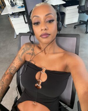 Nura Habib Omer Instagram - Sie sprechen mit der Beschwerde Hotline … Nura mein Name wie kann ich ihnen helfen ? Was brennt ihnen auf der Seele ? 😅
💄 @larissahewan 
🌊 @byluciabinta
