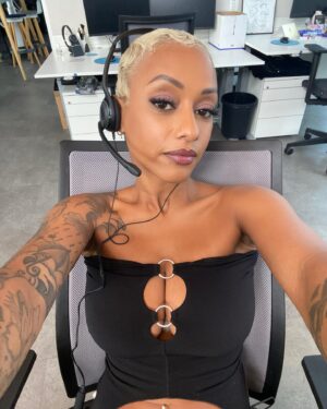 Nura Habib Omer Instagram - Sie sprechen mit der Beschwerde Hotline … Nura mein Name wie kann ich ihnen helfen ? Was brennt ihnen auf der Seele ? 😅
💄 @larissahewan 
🌊 @byluciabinta