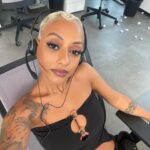 Nura Habib Omer Instagram - Sie sprechen mit der Beschwerde Hotline … Nura mein Name wie kann ich ihnen helfen ? Was brennt ihnen auf der Seele ? 😅 💄 @larissahewan 🌊 @byluciabinta