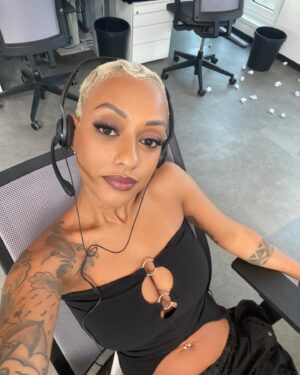 Nura Habib Omer Instagram - Sie sprechen mit der Beschwerde Hotline … Nura mein Name wie kann ich ihnen helfen ? Was brennt ihnen auf der Seele ? 😅
💄 @larissahewan 
🌊 @byluciabinta